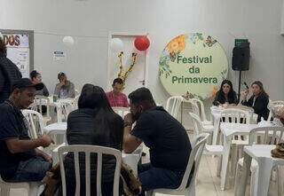 Festa da Primavera driblou a chuva com espetinho, bazar e encontro