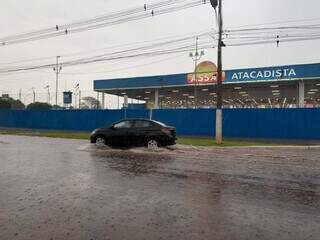 Chuva volta a transformar trecho da Gunter Hans em ponto de alagamento