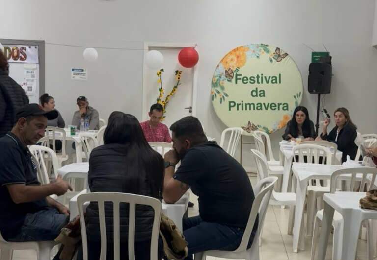 Festa da Primavera driblou a chuva com espetinho, bazar e encontro