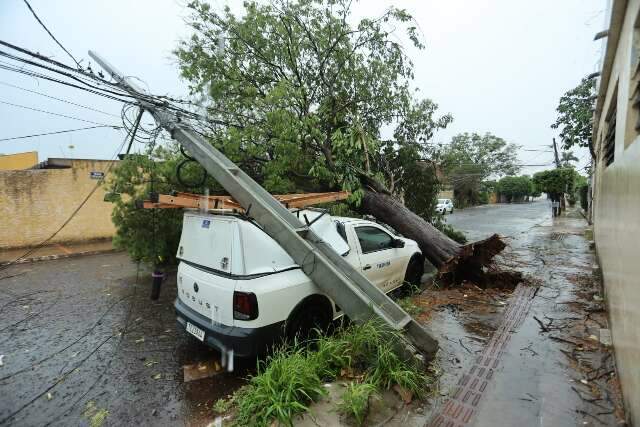 Poste e fia&ccedil;&atilde;o continuam interditando rua ap&oacute;s temporal na Vila Alba