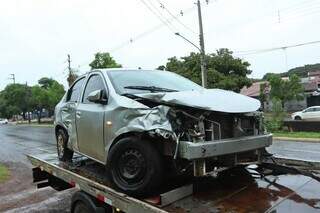 Carro capota e só para em poste após colisão na Av. Ernesto Geisel Carro capota e só para em poste após colisão na Av. Ernesto Geisel