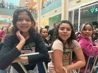 Crian&ccedil;as choram por Mel Slime e lotam corredores de shopping