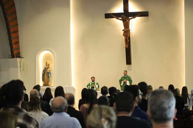 Missa por pai e filhas mortos na BR-163 vira reflex&atilde;o sobre a brevidade da vida