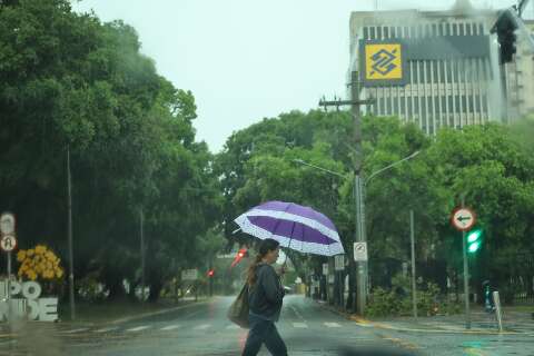 Chuva continua at&eacute; quinta-feira e calor pode chegar aos 35&deg;C