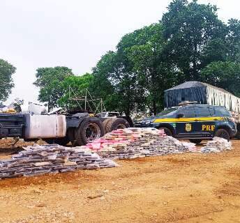 Com ajuda dos bombeiros, PRF abre tanques de caminh&atilde;o e acha 300 kg de coca&iacute;na