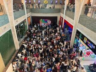 Crian&ccedil;as choram por Mel Slime e lotam corredores de shopping
