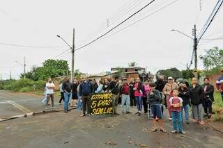 Sem luz desde quinta, moradores fecham rua com galhos em protesto Sem luz desde quinta, moradores fecham rua com galhos em protesto