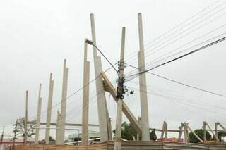 Estrutura de obra que matou 2 tem novo desabamento e concreto amea&ccedil;a fia&ccedil;&atilde;o