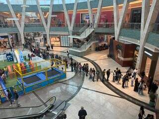 Crian&ccedil;as choram por Mel Slime e lotam corredores de shopping