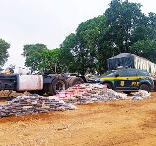Com ajuda dos bombeiros, PRF abre tanques de caminhão e acha 300 kg de cocaína Com ajuda dos bombeiros, PRF abre tanques de caminhão e acha 300 kg de cocaína