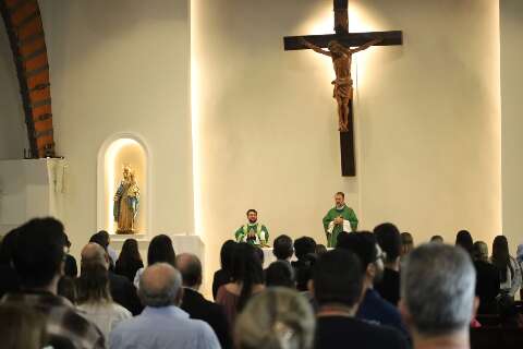Pai e 2 filhas mortos em acidente recebem homenagem em missa de 7&ordm; dia