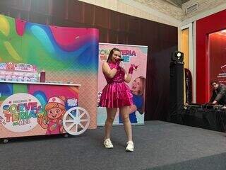 Crianças choram por Mel Slime e lotam corredores de shopping