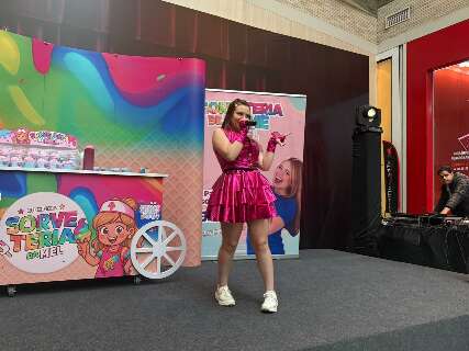 Crian&ccedil;as choram por Mel Slime e lotam corredores de shopping