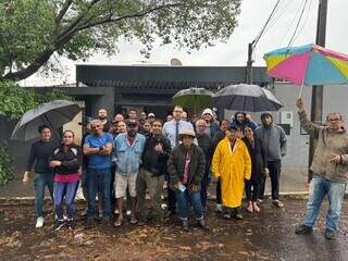 Sem luz desde quinta, moradores fecham rua com galhos em protesto Sem luz desde quinta, moradores fecham rua com galhos em protesto