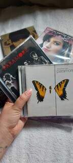 CD não morreu e virou objeto de desejo entre jovens do streaming CD não morreu e virou objeto de desejo entre jovens do streaming