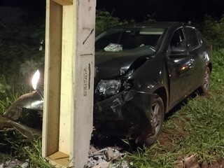 Carro bate em poste, fica com faróis ligados e motorista some na Guaicurus Carro bate em poste, fica com faróis ligados e motorista some na Guaicurus