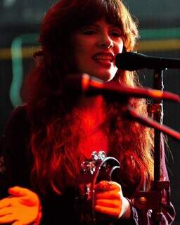 Escondida no quarto, Rita Lee deu empurr&atilde;o para Rebeca subir ao palco