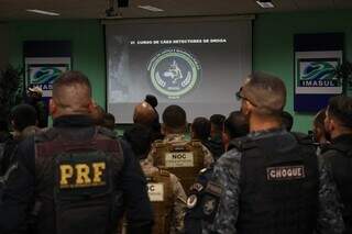 Curso inédito prepara cães para localizar drogas em veículos, bagagens e prédios Curso inédito prepara cães para localizar drogas em veículos, bagagens e prédios