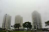 Nevoeiro encobre topo de pr&eacute;dios e reduz visibilidade em Campo Grande