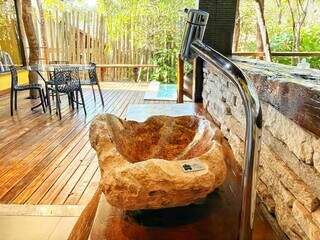 Casa se esconde entre árvores e tem até piscina no meio da mata Casa se esconde entre árvores e tem até piscina no meio da mata