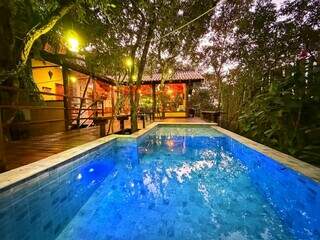 Casa se esconde entre árvores e tem até piscina no meio da mata Casa se esconde entre árvores e tem até piscina no meio da mata