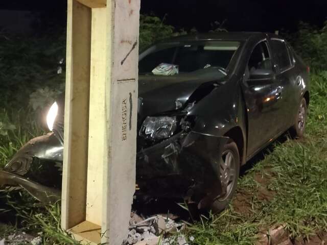 Carro bate em poste, fica com far&oacute;is ligados e motorista some na Guaicurus