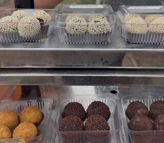 Na porta da academia, Arthur vende brigadeiro para quem busca “shape” Na porta da academia, Arthur vende brigadeiro para quem busca “shape”
