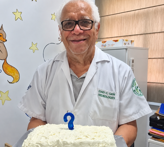 Olney viu Medicina mudar, mas nunca deixou de ouvir os pacientes Olney viu Medicina mudar, mas nunca deixou de ouvir os pacientes