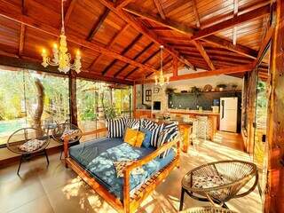 Casa se esconde entre árvores e tem até piscina no meio da mata Casa se esconde entre árvores e tem até piscina no meio da mata
