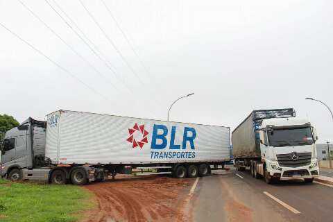 Carreta atola em acesso ao Noroeste e deixa tr&acirc;nsito lento nesta manh&atilde;