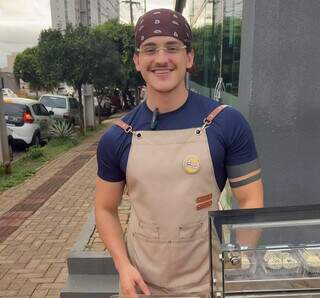 Na porta da academia, Arthur vende brigadeiro para quem busca “shape” Na porta da academia, Arthur vende brigadeiro para quem busca “shape”