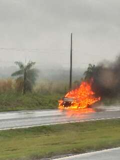 Motorista registra carro pegando fogo na BR-163, em Caarap&oacute;