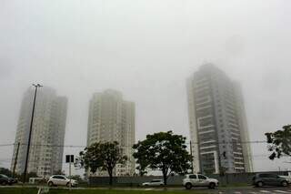 Nevoeiro encobre topo de pr&eacute;dios e reduz visibilidade em Campo Grande