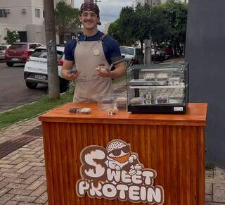 Na porta da academia, Arthur vende brigadeiro para quem busca “shape” Na porta da academia, Arthur vende brigadeiro para quem busca “shape”