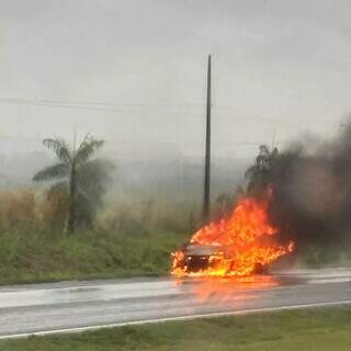 Motorista registra carro pegando fogo na BR-163, em Caarap&oacute;