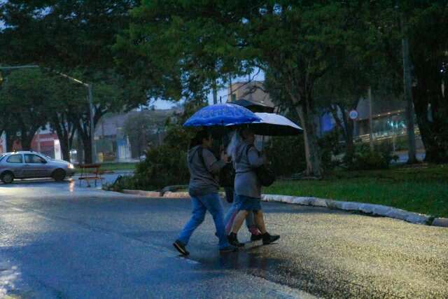 Os dias seguidos de chuva atrapalharam sua rotina? Participe da enquete