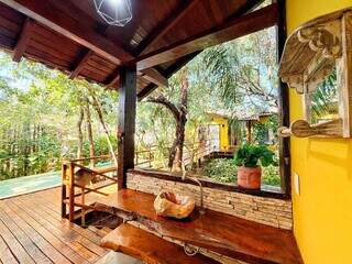Casa se esconde entre árvores e tem até piscina no meio da mata Casa se esconde entre árvores e tem até piscina no meio da mata