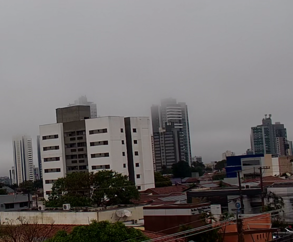 Nevoeiro encobre topo de pr&eacute;dios e reduz visibilidade em Campo Grande