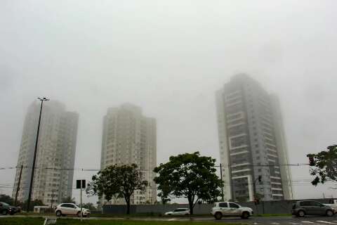 Nevoeiro encobre topo de pr&eacute;dios e reduz visibilidade em Campo Grande