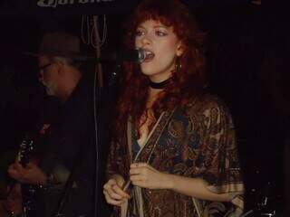 Escondida no quarto, Rita Lee deu empurr&atilde;o para Rebeca subir ao palco