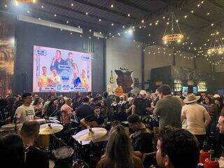 Moda de Domingo celebra um ano e lota roda de modão mesmo com chuva