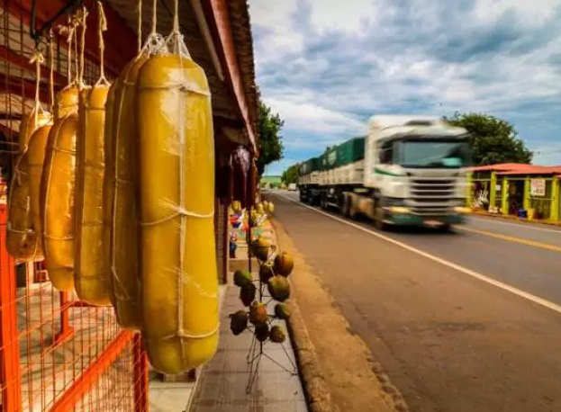 Adriane sanciona lei que tomba barracas tradicionais da BR-163 em Anhandu&iacute;