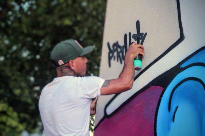 Grafiteiro pinta mural ao vivo por 4 dias e público pode acompanhar em Itahum