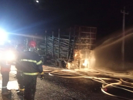 Carreta com eucalipto pega fogo e interdita MS-377 por duas horas