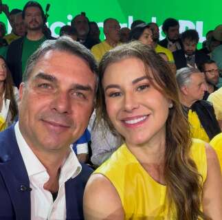 Esposa de Fl&aacute;vio Bolsonaro participa de encontro de mulheres em Campo Grande