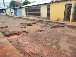 Sete frentes tentam recuperar ruas castigadas pela chuva em Campo Grande Sete frentes tentam recuperar ruas castigadas pela chuva em Campo Grande