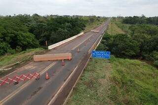 "Estamos ilhados": produtores rurais questionam bloqueio para reforma de pontes "Estamos ilhados": produtores rurais questionam bloqueio para reforma de pontes