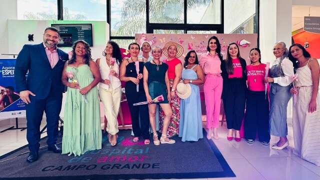 Mulheres que venceram c&acirc;ncer de mama voltam ao hospital para desfile 