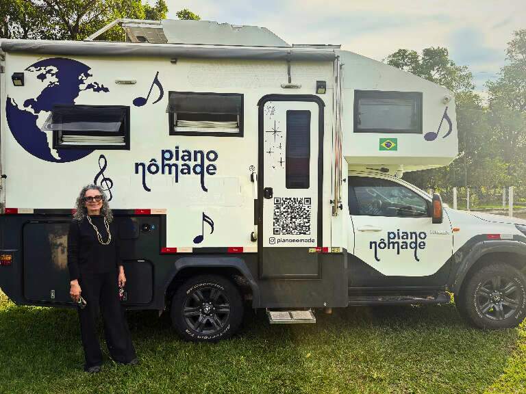 Sonho de adolescência vira 50 mil km de estrada com 'piano' a bordo