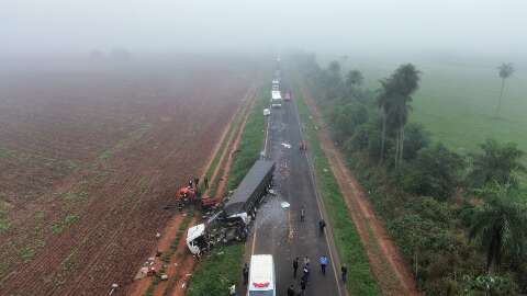 Pol&iacute;cia bloqueia rodovia para per&iacute;cia em local de acidente com morte